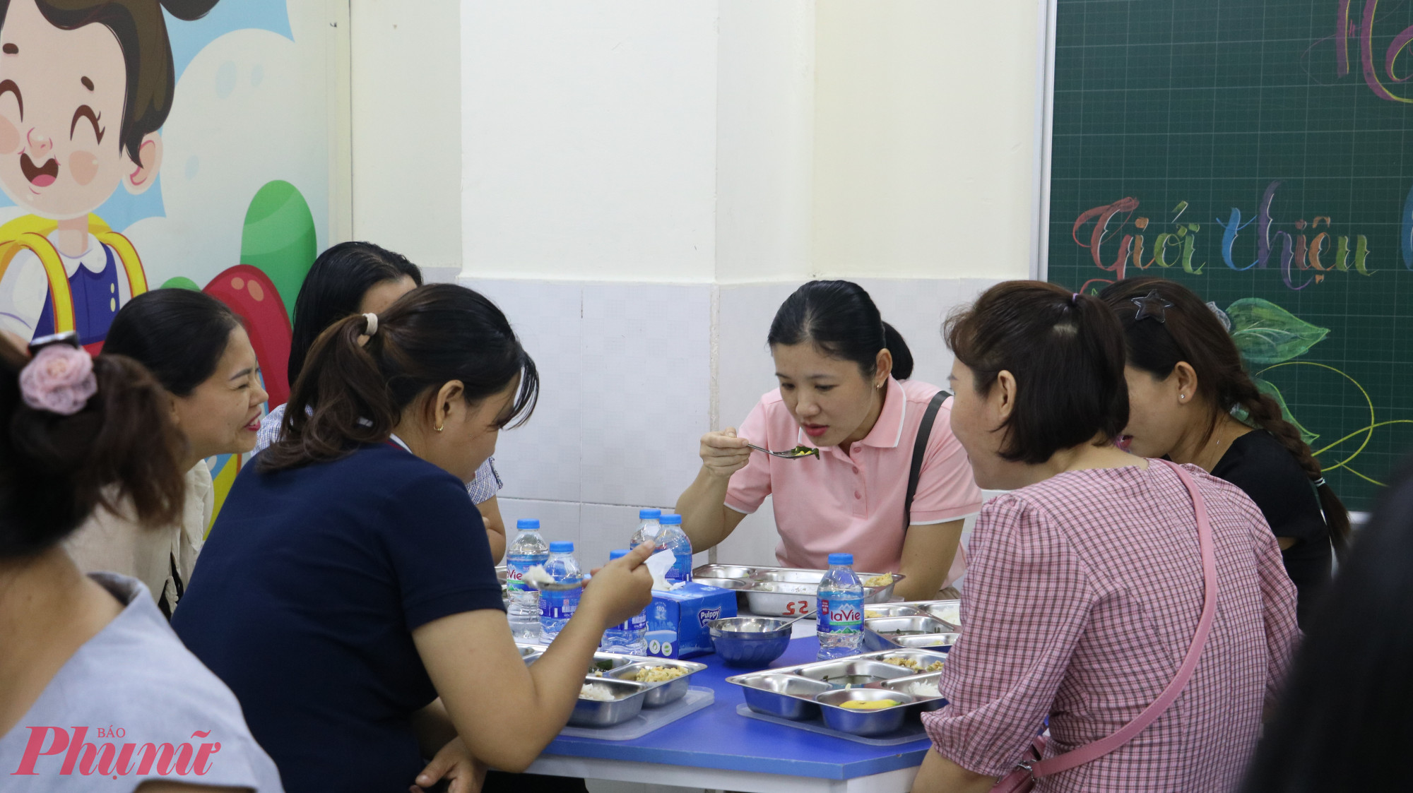 Những người mẹ vui vẻ dùng thửu bữa ăn bán trú của con để đánh giá chất lượng cũng như khẩu vị bữa ăn.