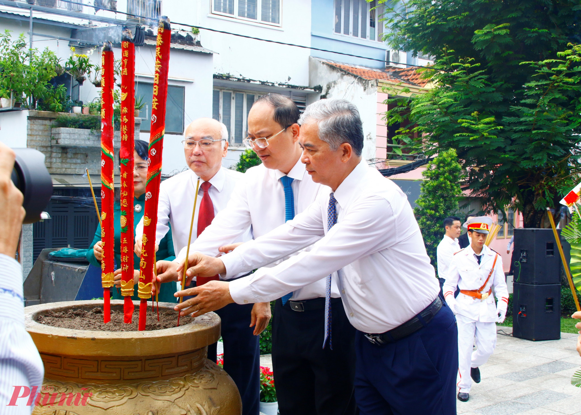 Lãnh đạo TPHCM dâng hương tại Đài Liệt sĩ quận 3