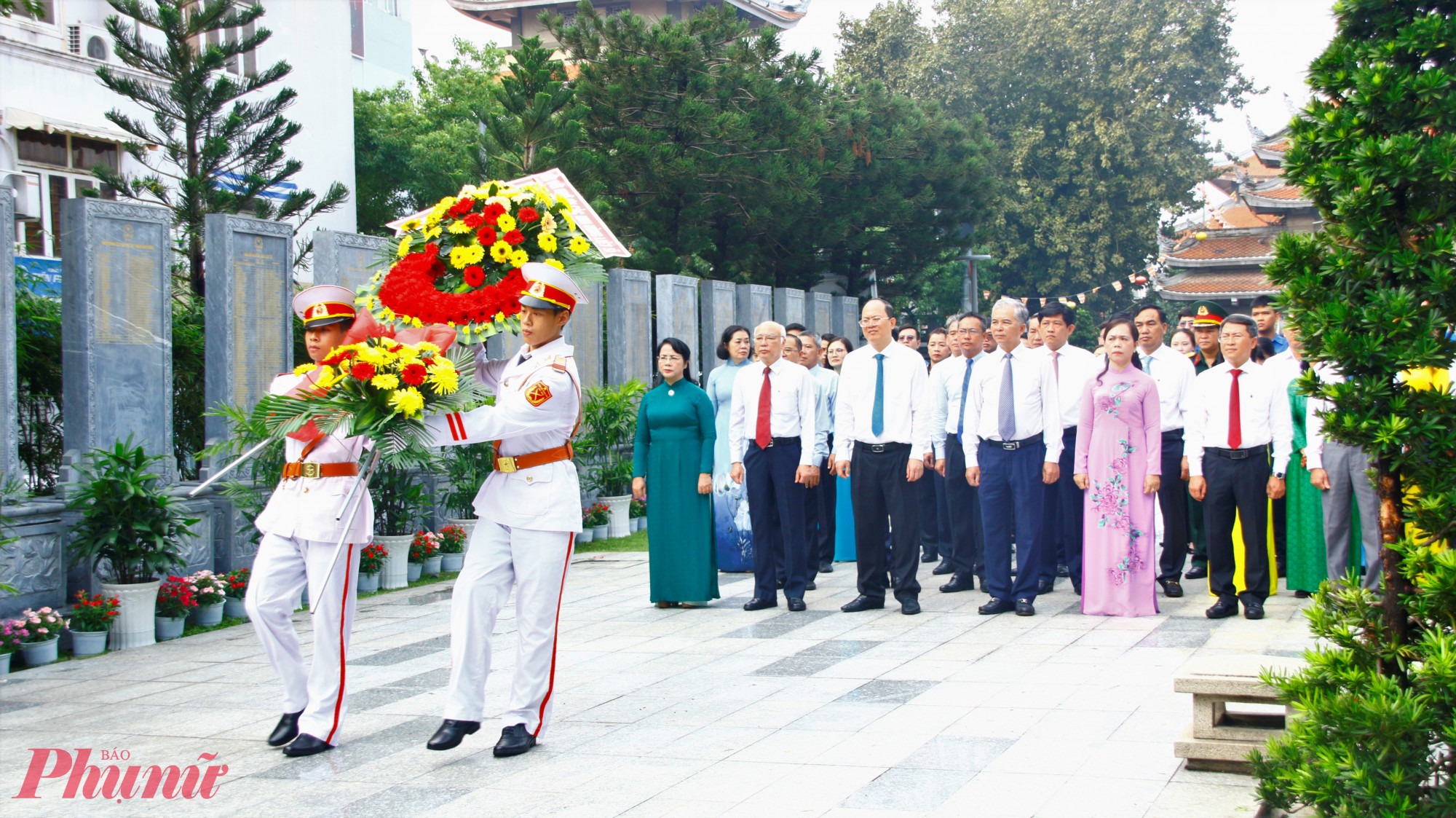 Đoàn đại biểu dâng hoa lên Anh hùng Lực lượng Vũ trang Nhân dân, Liệt sĩ Nguyễn Văn Trỗi.