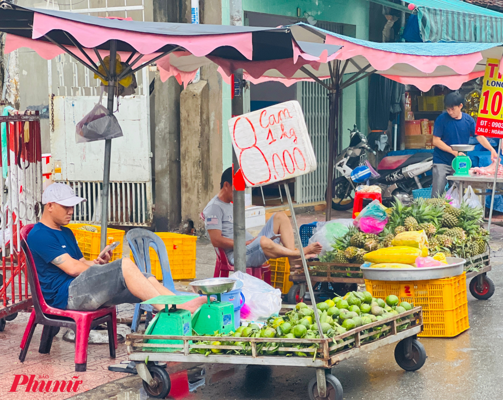 Trong khi đó ghi nhận tại các chợ dân sinh TPHCM giá cam bán lẻ từ 6.000-8.000 đồng/kg (tùy loại). Các sạp trái cây giá cam sành loại 1 