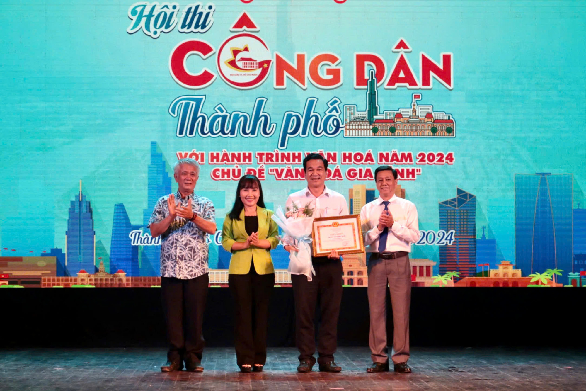 Ông Trịnh Minh Tài (thứ 2, bìa phải), Phó trưởng Ban Tuyên giáo Thành ủy Thủ Đức nhận giải Nhất hội thi - Ảnh: Nhã Chân