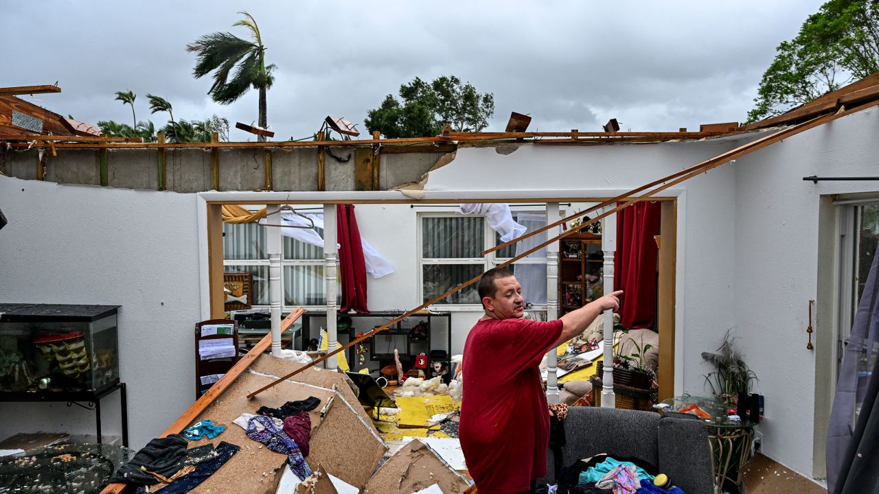 Robert Haight nhìn quanh ngôi nhà bị phá hủy của mình sau khi bị một cơn lốc xoáy tấn công ở Fort Myers, Florida.“Tôi nghe thấy tiếng một mảnh kính vỡ và nó hút toàn bộ mái nhà và tôi cảm thấy thứ đó hút tôi lên và tôi ôm lấy con và vợ tôi và ẩn núp xuống”, anh nói.