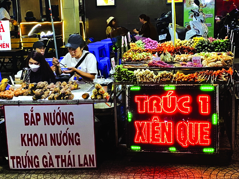 Những xe bán hàng ăn vặt ban đêm