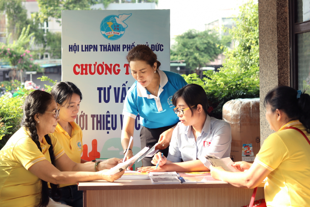 Hoạt động tư vấn học nghề và giới thiệu việc làm do Hội LHPN TP Thủ Đức tổ chức trong “Tháng cùng phụ nữ hành động” - ẢNH: MẪN NHI