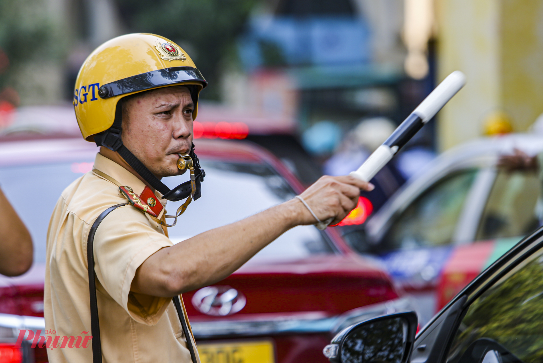 Lưu lượng phương tiện tham gia giao thông rất đông khiến cán bộ, chiến sĩ CSGT vất vả phân luồng, điều tiết, đảm bảo an toàn giao thông cho người dân vui ngày kỷ niệm.