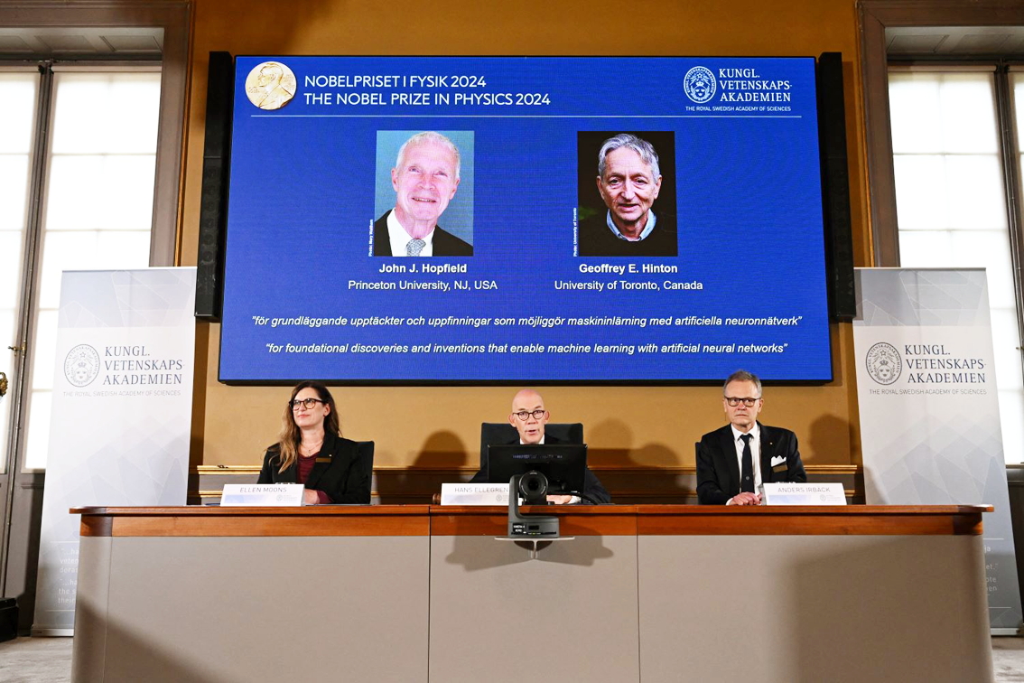 John J. Hopfield và Geoffrey E. Hinton nhận giải thưởng Nobel vật lý 2024 hôm 8/10  - ẢNH: JONATHAN NACKSTRAND (AFP/Getty Images)