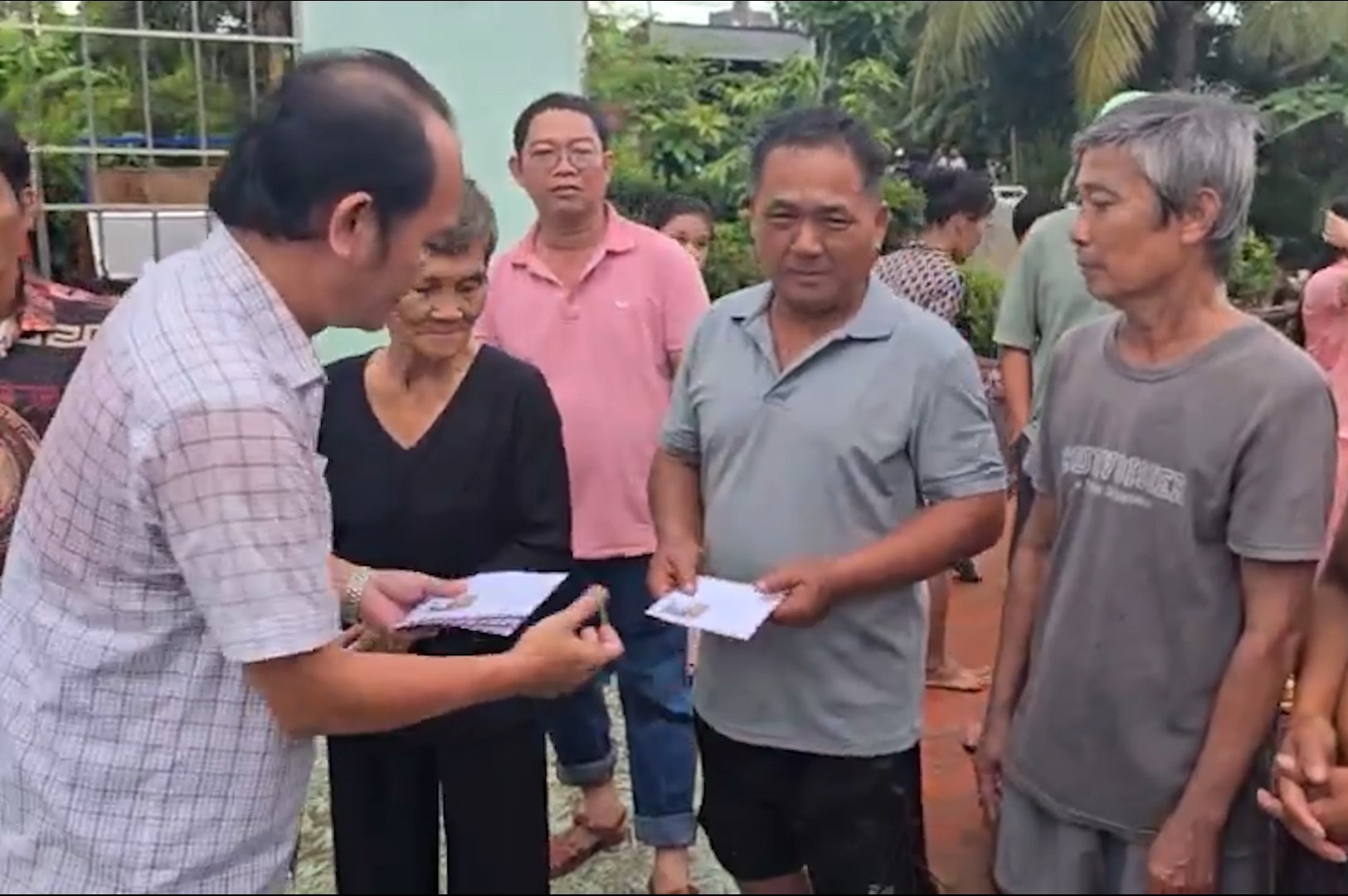 Lãnh đạo huyện Thới Bình thăm hỏi, hỗ trợ và động viên người dân sớm vượt qua khó khăn để ổn định cuộc sống