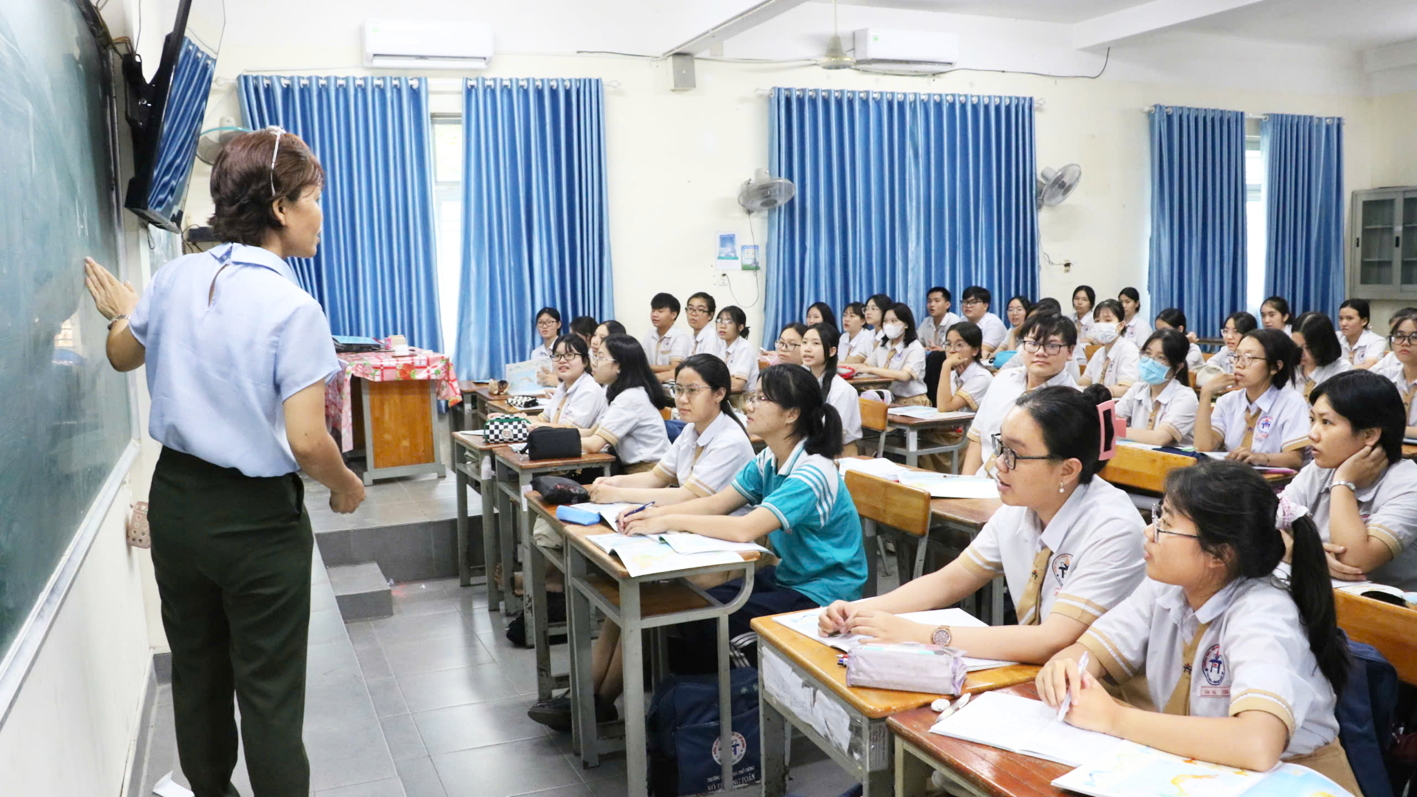 Giáo viên Trường THPT Võ Trường Toản (quận 12, TPHCM) trong một tiết dạy môn địa lý - ẢNH MINH HỌA: TRANG THƯ