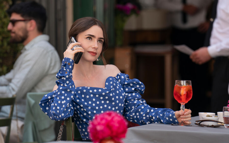 Nữ diễn viên Lily Collins là nhân vật chính trong Emily in Paris - Ảnh: Giulia Parmigiani/Netflix