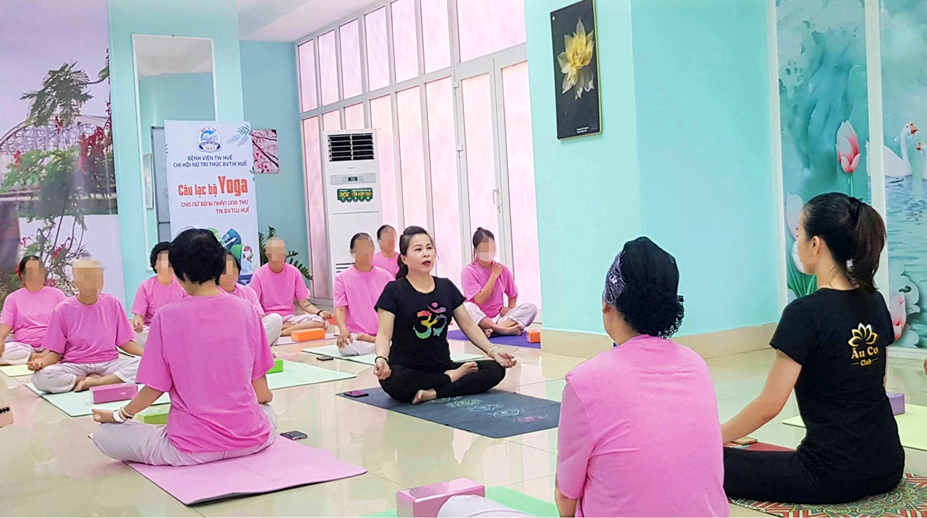 Các nữ bệnh nhân ung thư tập ở câu lạc bộ yoga tại Trung tâm Ung Bướu (Bệnh viện Trung ương Huế)