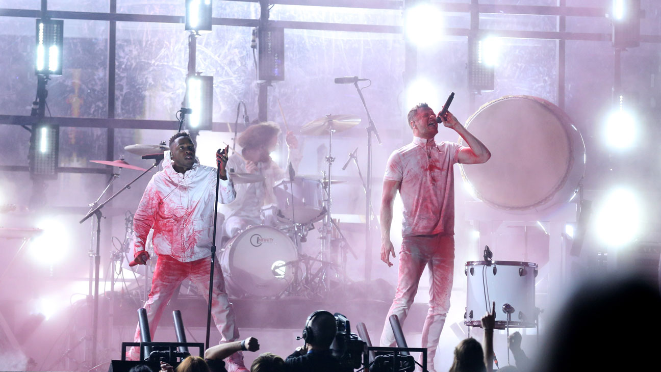 Màn trình diễn đầy ấn tượng của Imagine Dragons và Kendrick Lama tại lễ trao giải Grammy 2014 - Ảnh: AP