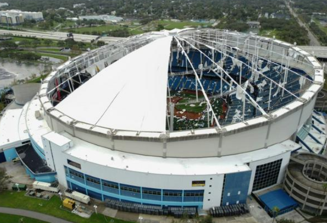 mái vòm của Sân vận động Tropicana Field bị bão Milton xé toạc ở St. Petersburg, Florida, vào ngày 10 tháng 10 năm 2024