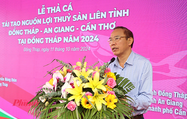 Thứ trưởng Bộ Nông nghiệp và Phát triển nông thôn phát biểu tại lễ thả giống - Ảnh Việt Tiến