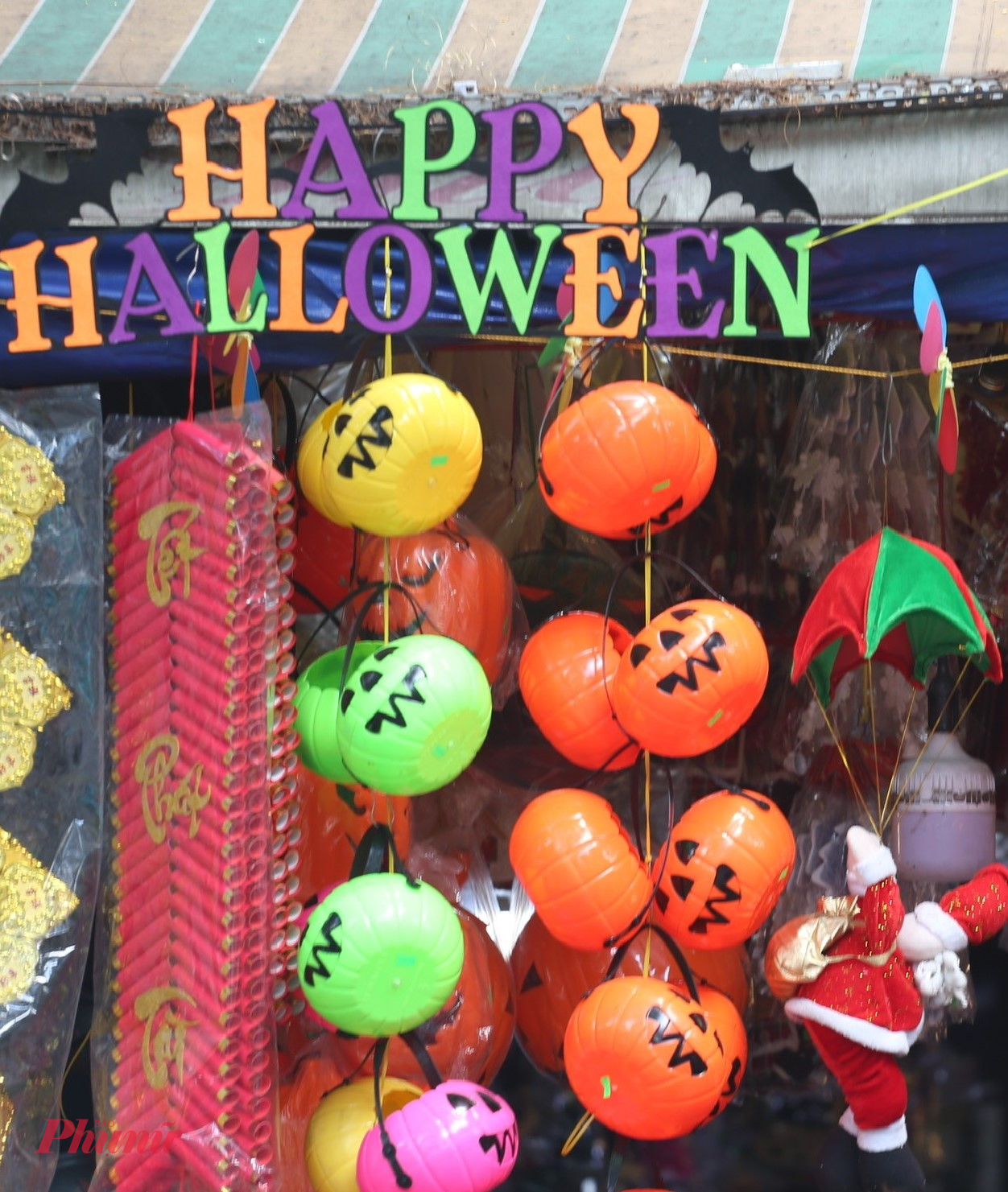 Ngày hội Halloween được bắt nguồn từ dân tộc Celt sống ở Ireland, Anh Quốc, Pháp,... Halloween có tên gốc là All Hallows’ Evening là một lễ hội truyền thống diễn ra ngày 31.10. Những năm gần đây lễ hội này cũng đang dần phổ biến tại Việt Nam.