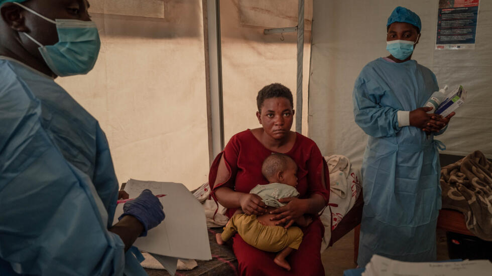 Nhân viên y tế theo dõi bệnh nhân mpox tại  bệnh viện đa khoa Nyiragongo, phía bắc thành phố Goma, Congo - Ảnh: AFP