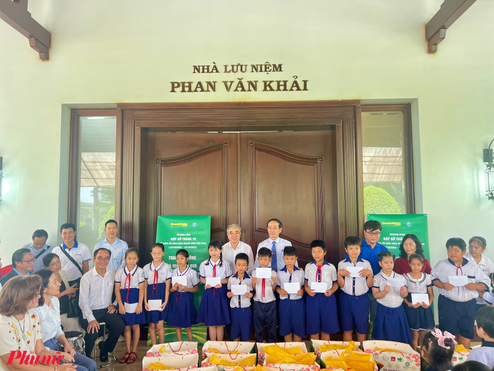 Đồng thời, tại lễ tưởng niệm Cố Thủ tướng Phan Văn Khải, Ban tổ chức đã trao 100 suất học bổng mỗi suất trị giá 1 triệu đồng và cho các cháu có hoàn cảnh khó khăn trên địa bàn Củ Chi.