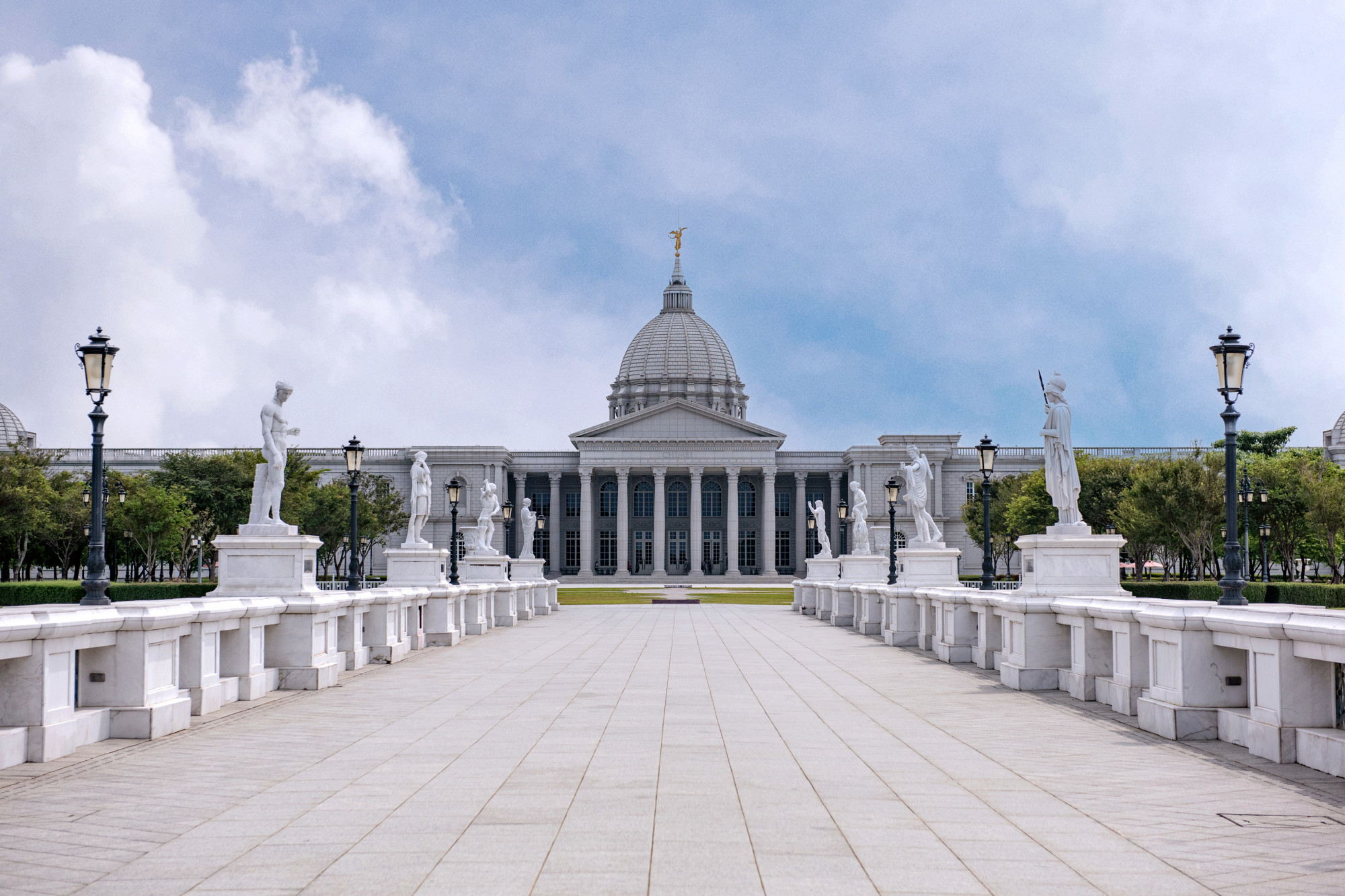 Bảo tàng Chimei có kiến trúc của một cung điện hoa lệ với mái vòm tròn, ngọn tháp lớn và những đường vòng cung uốn lượn, được trang trí tỉ mỉ.