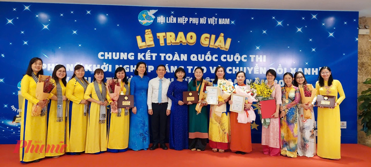 Bà Trần Thị Phương Hoa - Phó Chủ tịch Hội LHPN TPHCM (bìa trái) - chúc mừng các chị các dự án đạt giải cuộc thi - Ảnh: P.H.