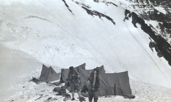 Hình ảnh cuối cùng chụp George Mallory (bên trái) và Sandy Irvine cho thấy họ đang trên đường đến North Col của Everest. Ảnh: Noel E Odell/Royal Geographical Society/Getty Images