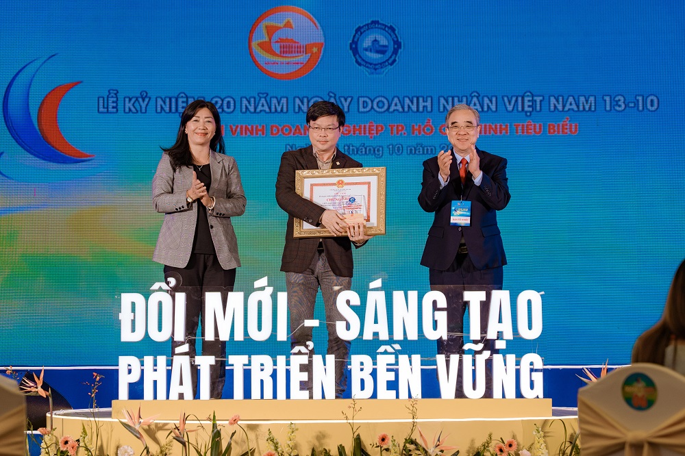 Ông Phạm Trung Kiên - Phó tổng giám đốc Saigon Co.op (giữa) - nhận danh hiệu Doanh nghiệp, doanh nhân tiêu biểu năm 2024 - Ảnh: Ngọc Thùy