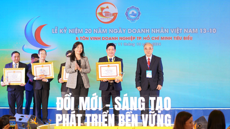 Tổng giám đốc SATRA Lâm Quốc Thanh nhận danh hiệu “Doanh nghiệp, doanh nhân TPHCM tiêu biểu” năm 2024 - Ảnh: SATRA