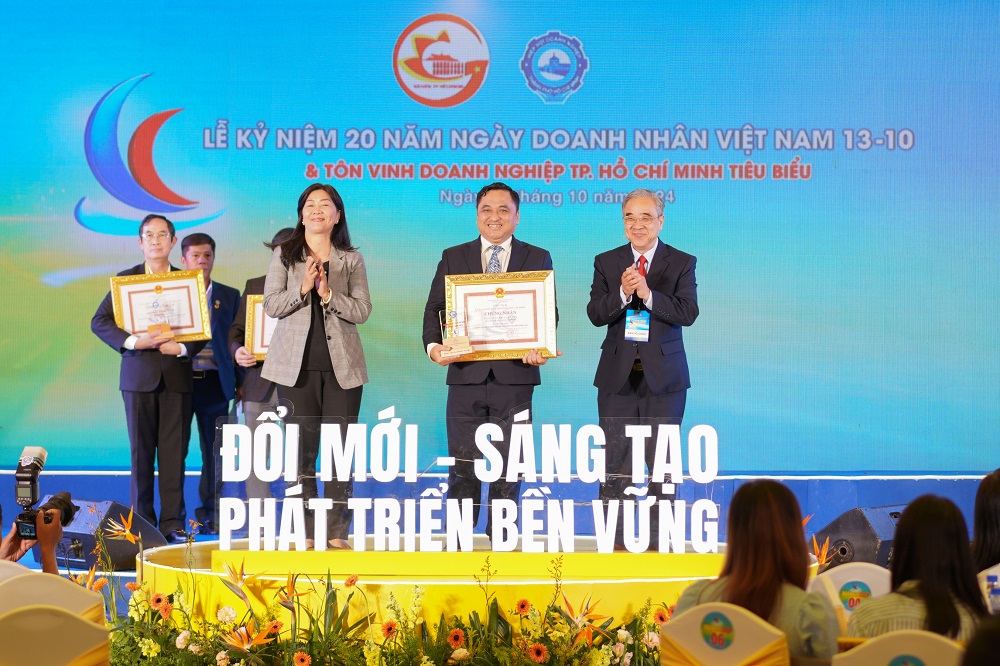 Ông Nguyễn Phúc Khoa - Chủ tịch HĐQT Công ty VISSAN, đơn vị thành viên của SATRA, nhận danh hiệu “Doanh nghiệp, doanh nhân Thành phố Hồ Chí Minh tiêu biểu” năm 2024 - Ảnh: SATRA