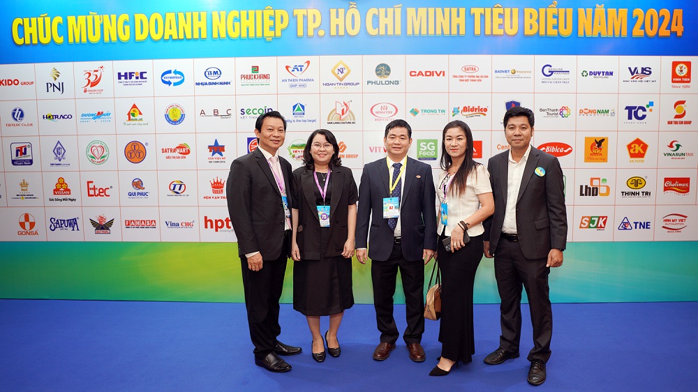 SATRA và các đơn vị thành viên tại lễ trao giải “Doanh nghiệp, doanh nhân TPHCM tiêu biểu” năm 2024 - Ảnh: SATRA