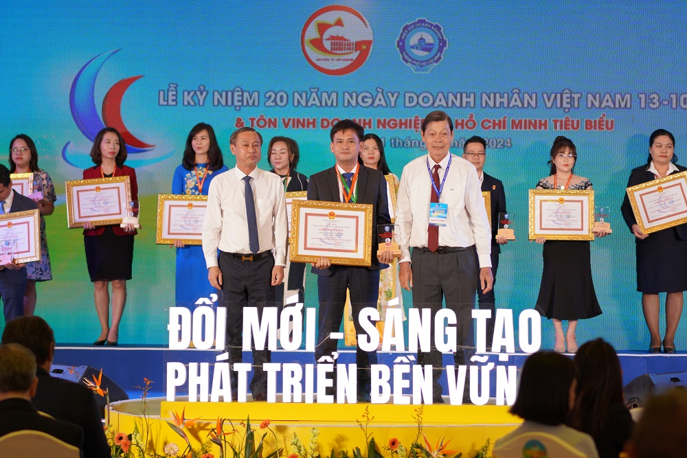 Ông Đoàn Văn Nam - Giám đốc Công ty COFIDEC, đơn vị thành viên của SATRA, nhận danh hiệu “Doanh nghiệp, doanh nhân Thành phố Hồ Chí Minh tiêu biểu” năm 2024 - Ảnh: SATRA