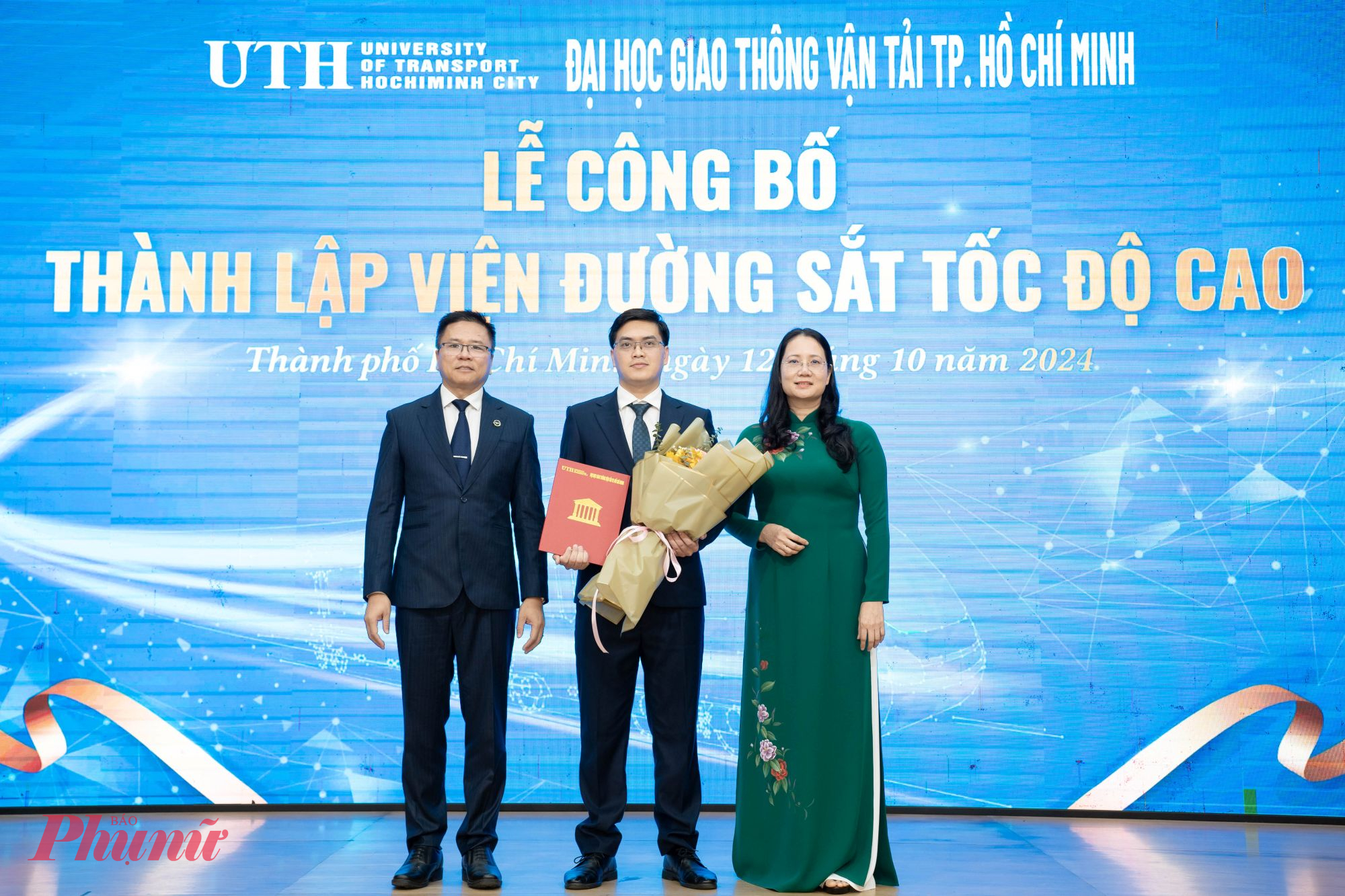 PGS-TS Nguyễn Xuân Phương, Hiệu trưởng Trường ĐH Giao thông vận tải TP.HCM (bìa trái) trao quyết định cho Viện trưởng Viện Đường sắt tốc độ cao cho tiến sĩ Nguyễn Văn Đức (giữa)