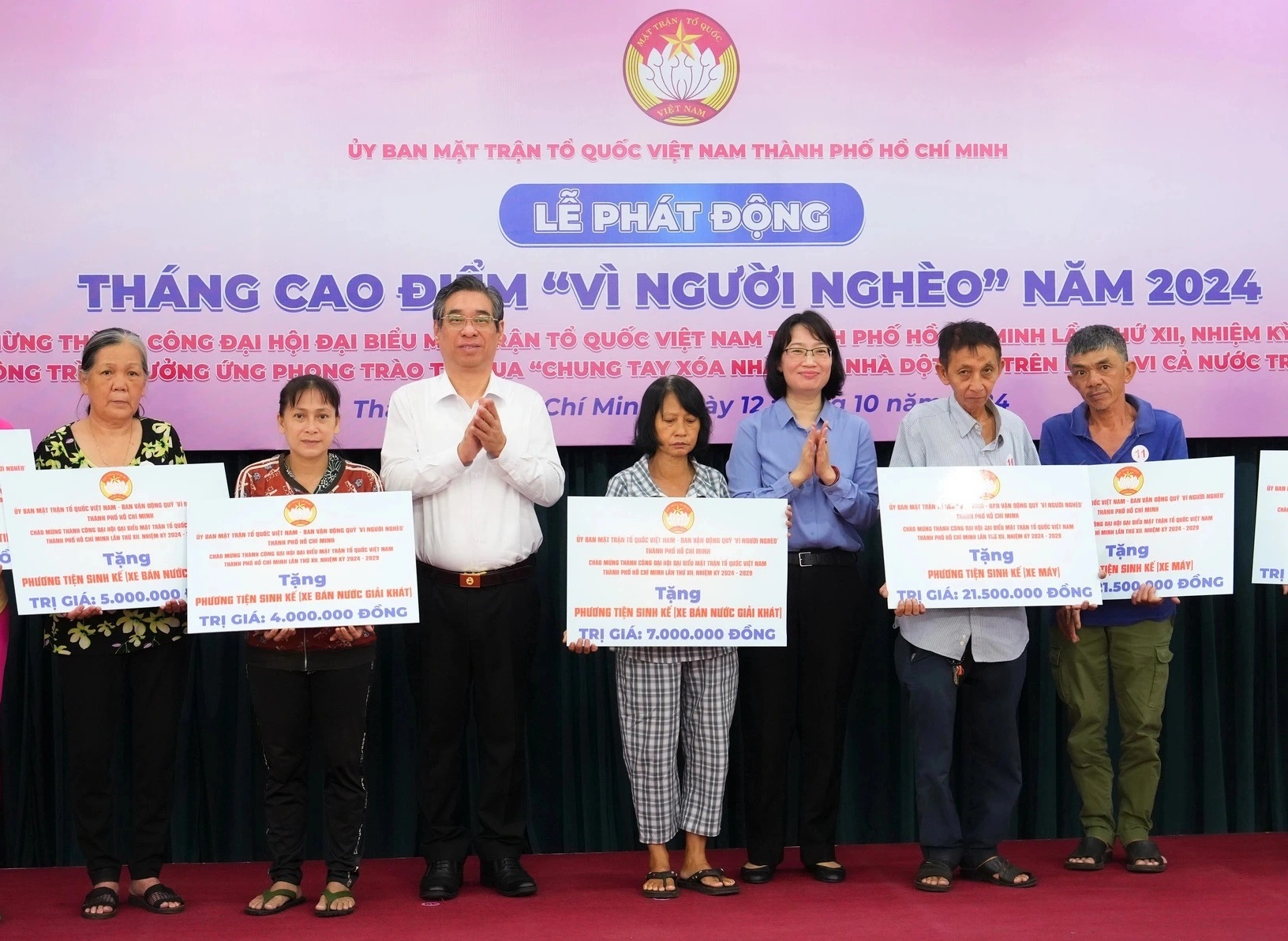 Ông Nguyễn Phước Lộc - Phó Bí thư Thành ủy, Chủ tịch Ủy ban MTTQ Việt Nam TPHCM và bà Trần Thị Diệu Thúy - Phó Chủ tịch UBND TPHCM, trao tặng biểu trưng phương tiện sinh kế cho người dân - Ảnh: A.H.