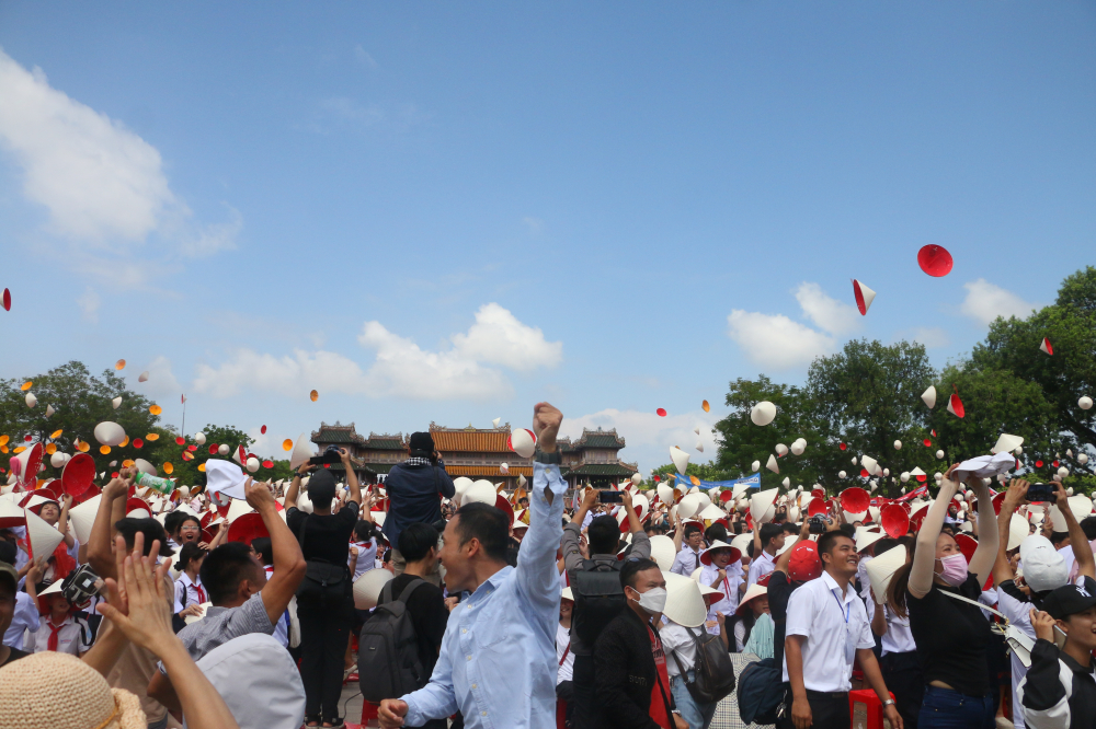 Thầy giáo Nguyễn Phú Thọ, Hiệu trưởng Trường THPT Chuyên Quốc học Huế kể rằng, Đức từng là học sinh của trường THCS Nguyễn Tri Phương - một ngôi trường chất lượng cao của Huế. Khi mới vào học Trường THPT Chuyên Quốc học Huế, Đức sớm thể hiện năng khiếu về môn Toán, em là học sinh chuyên Toán của trường, từng nằm trong dự nguồn tham gia đội tuyển Toán dự thi học sinh giỏi quốc gia, nhưng sau đó Đức tập trung đầu tư cho chương trình Nguyệt quế đỏ để miệt mài, bồi dưỡng, rèn luyện tham gia thi Đường lên đỉnh Olympia và lọt vào chung kết cuộc thi này.