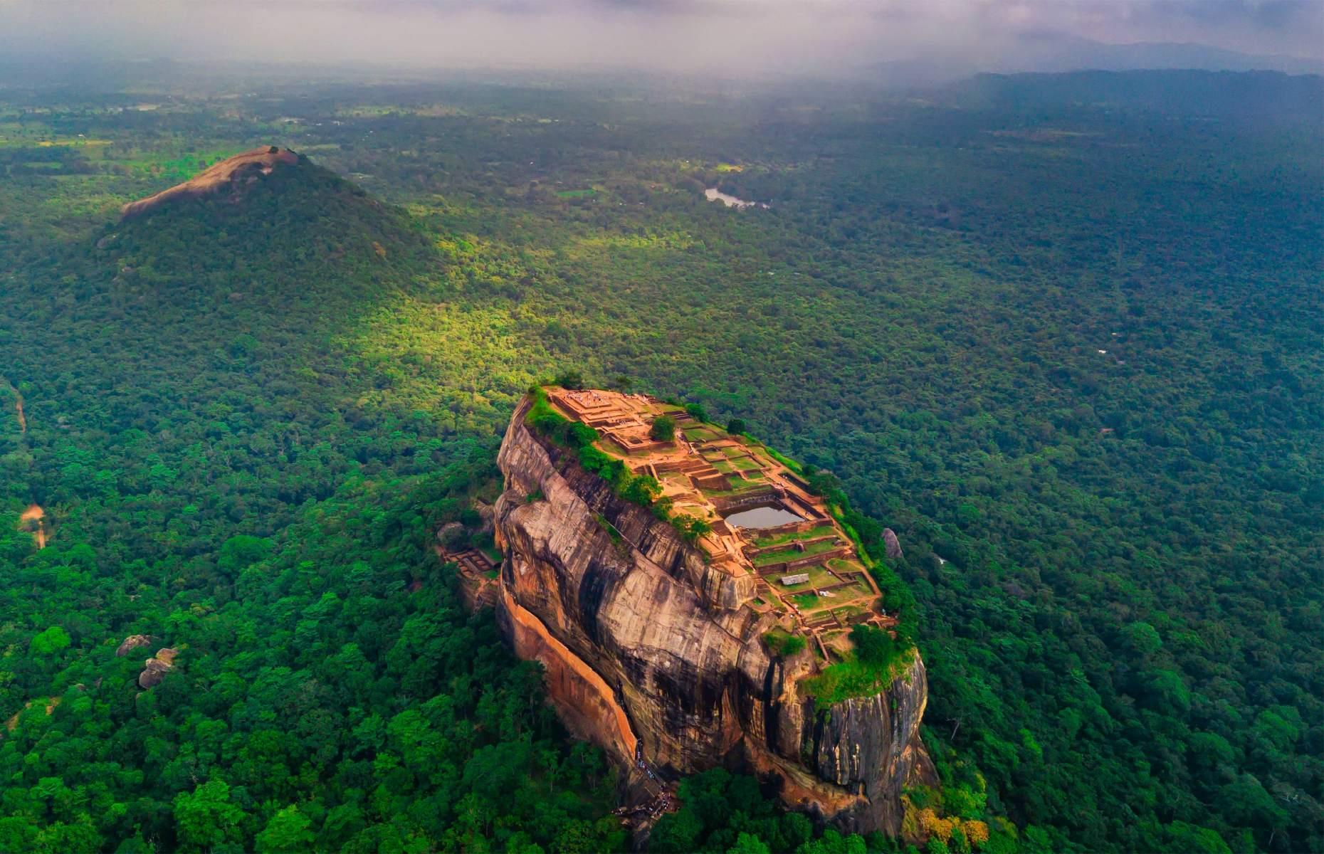 Sigiriya, Sri Lanka Trên đỉnh một khối đá đồng cổ đại, pháo đài Sigiriya cao gần 600 feet (180m) so với mặt đất trong rừng rậm. Khoảng 1.200 bậc thang uốn lượn quanh khối đá nguyên khối được gọi là Lion Rock, với hai bàn chân khổng lồ đánh dấu đoạn leo cuối cùng lên cung điện thế kỷ thứ 5. Do sức nóng khủng khiếp đổ xuống Sigiriya vào ban ngày, tốt nhất bạn nên lên đỉnh vào sáng sớm (điều này cũng giúp bạn có cơ hội tránh được đám đông lúc mặt trời mọc). Trên đường lên, hãy dừng lại để chiêm ngưỡng những bức bích họa 1.500 năm tuổi được vẽ trên đá.