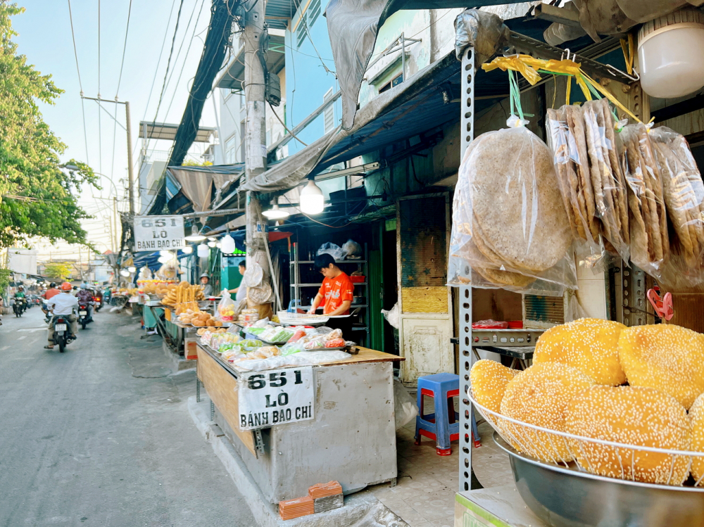 Những quầy bán bánh tiêu san sát nhau trên đường Bà Hom