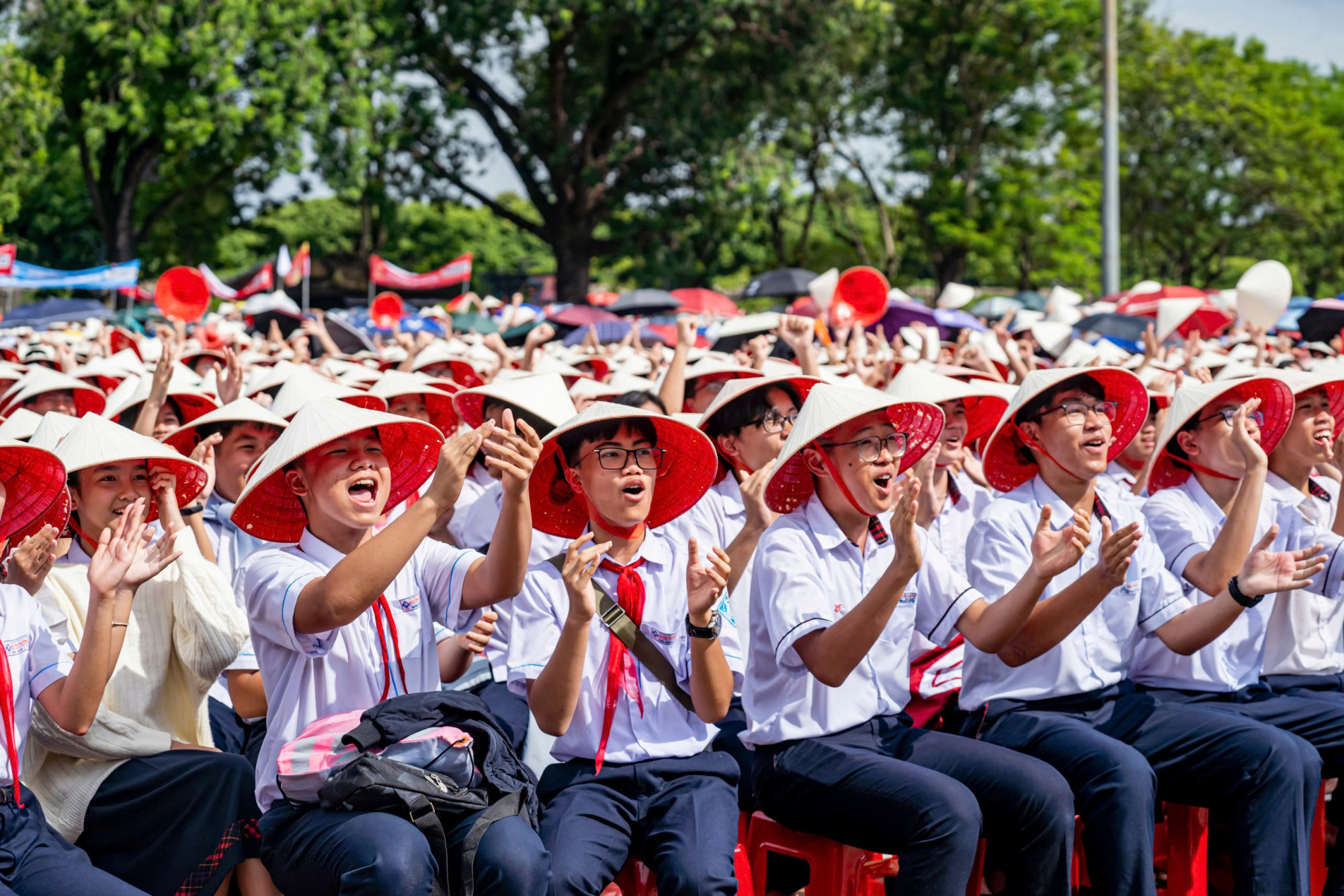 Thí sinh vô địch Olympia được trao vòng nguyệt quế mạ vàng. Vòng nguyệt quế dành cho thí sinh duy nhất chiến thắng trong trận chung kết Đường lên đỉnh Olympia 2024 được làm từ đồng thay và mạ vàng 18k. Vòng nguyệt quế vẫn do nhà thiết kế Đỗ Vân Trí (tên nghệ danh là Tờ-Rí) chế tác.Nhà thiết kế Đỗ Vân Trí cũng tiết lộ, chiếc vòng nguyệt quế với từng chiếc lá được cắt và đục vân thủ công. Mỗi chi tiết nhỏ đều thể hiện sự tinh tế, khéo léo khẳng định giá trị của sự nỗ lực và kiên trì của nhà vô địch.