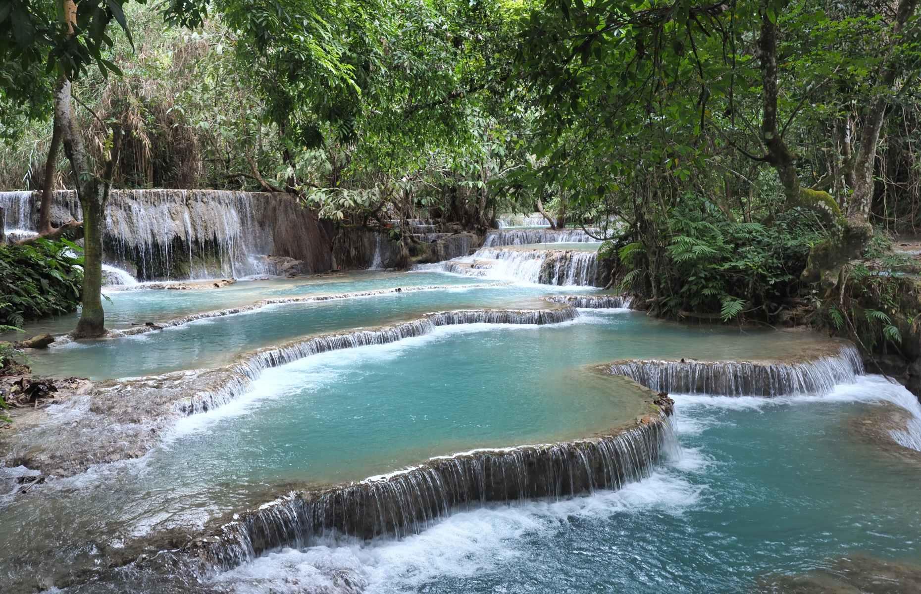 Thác Kuang Si, Lào Thay đổi màu sắc theo mùa, nước của Thác Kuang Si chuyển sang tông màu xanh lam vào mùa khô khi giàu đồng và các khoáng chất khác. Chuyển sang màu nâu xanh lục đậm hơn vào mùa gió mùa khi thác mạnh nhất, những thác nước này được ghé thăm tốt nhất vào khoảng thời gian từ tháng 11 đến tháng 5 do dòng chảy êm dịu hơn và mặt đất ít trơn trượt hơn. Một chuyến đi trong ngày tuyệt vời từ Luang Prabang, bạn có thể tắm ở một số hồ bơi và đi bộ lên đỉnh thác. Lưu ý rằng cuối tuần và ngày lễ có thể đặc biệt đông đúc.