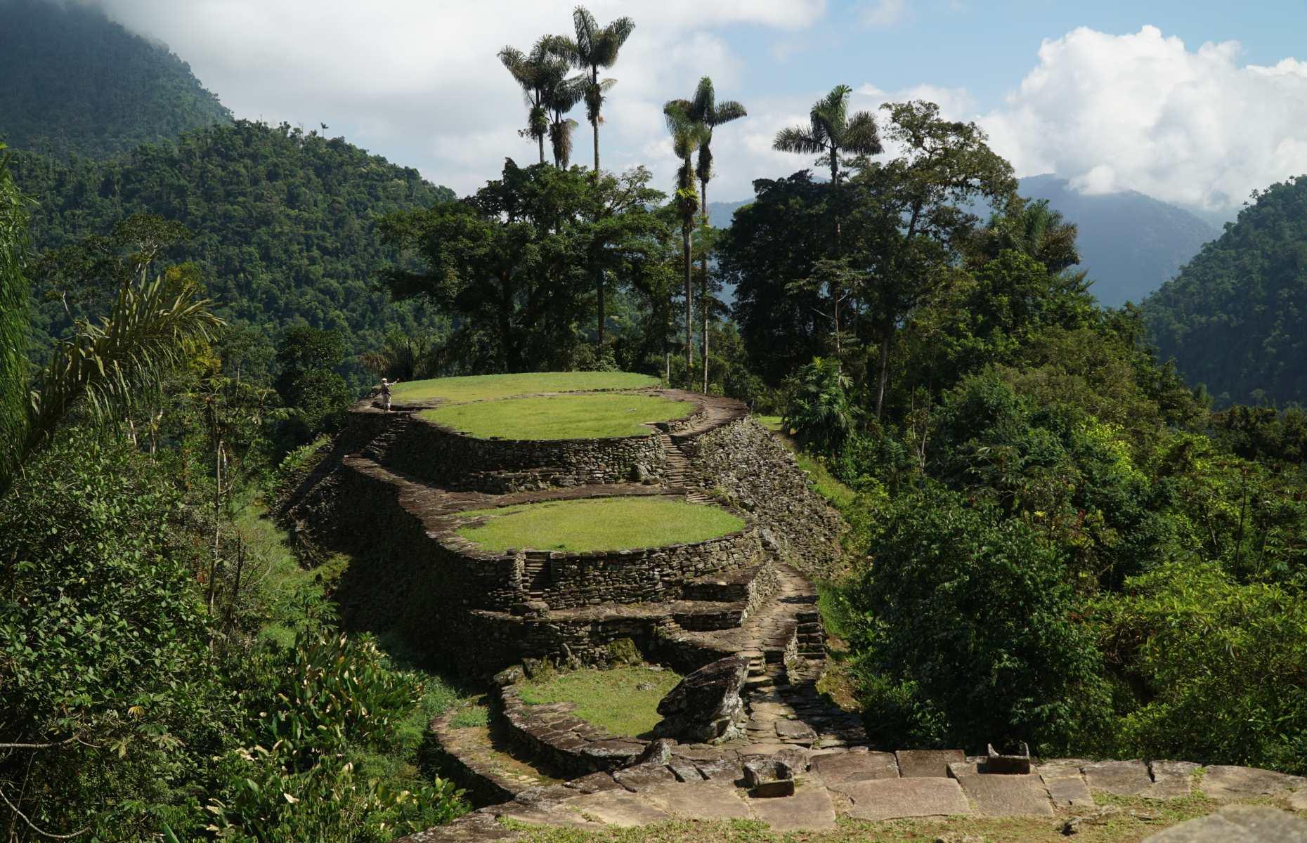 Thành phố Perdida, Colombia 'Thành phố đã mất' của Colombia nằm sâu trong rừng rậm của dãy núi Sierra Nevada de Santa Marta. Được xây dựng bởi những người Tairona thời tiền Columbus vào khoảng năm 800 sau Công nguyên, Ciudad Perdida đã bị lãng quên và bị cây cối bao phủ trong nhiều thế kỷ trước khi được tái phát hiện vào những năm 1970. Bị bỏ hoang vào khoảng thời gian người Tây Ban Nha đến vào thế kỷ 16, ngày nay có thể khám phá hơn 270 bậc thang, với những tàn tích của kênh đào, khu vực nghi lễ, nhà cửa, quảng trường, cầu thang và đường đá. Nhưng bạn sẽ phải nỗ lực rất nhiều để đến được đây - đây là một chuyến đi bộ đường dài đầy thử thách kéo dài nhiều ngày. Lưu ý rằng Vương quốc Anh và Hoa Kỳ hiện đang có khuyến cáo du lịch tại một số khu vực của Colombia.