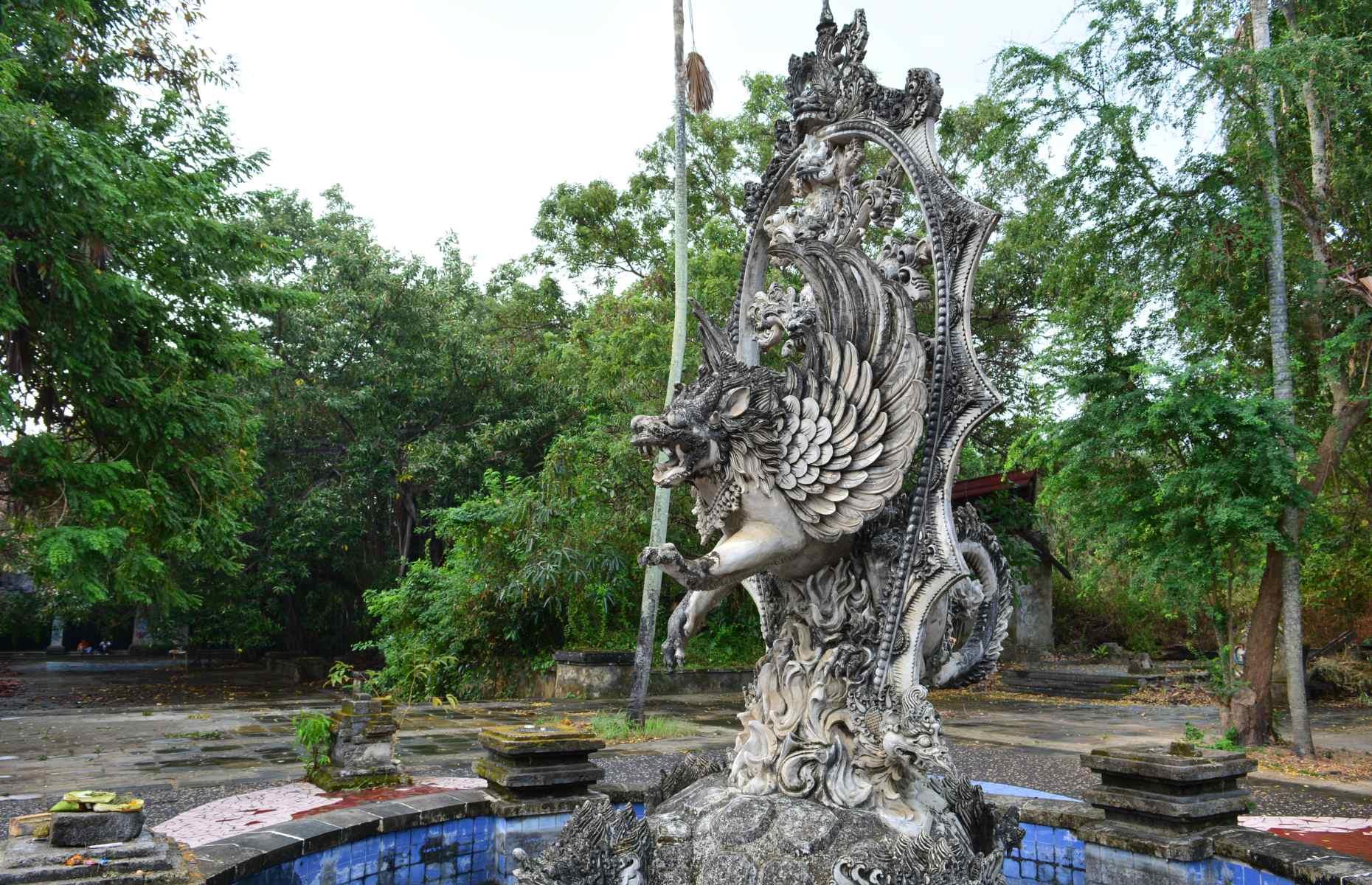 Lễ hội Taman, Bali, Indonesia Giấc mơ về Lễ hội Taman chưa bao giờ thành hiện thực. Mặc dù có một ngọn núi lửa giả, một hố cá sấu và một tàu lượn siêu tốc hoàn toàn đảo ngược, công viên chủ đề Bali đã bị đóng cửa vào năm 2000. Vẫn chưa hoàn thành khi mở cửa vào năm 1997, lễ ra mắt Lễ hội Taman đã diễn ra không đúng thời điểm: nền kinh tế Đông Nam Á đang trong tình trạng hỗn loạn, và một giai đoạn bất ổn chính trị đã khiến du khách sợ hãi. Kể từ khi đóng cửa, công viên đã bị rừng rậm nuốt chửng, với những dây leo bò siết chặt phần còn lại của nó. Ngày nay, bạn có thể trả cho người gác cổng một khoản phí nhỏ để khám phá địa điểm này.