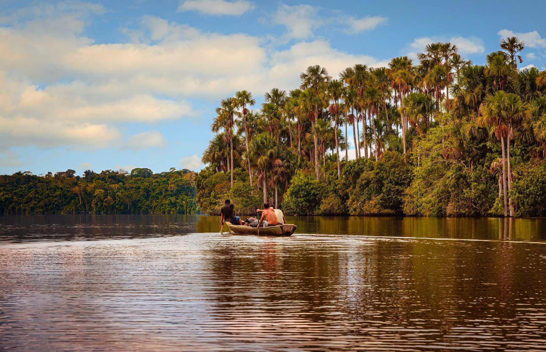 Hồ Sandoval, Peru Một viên ngọc ẩn giấu của rừng Amazon Peru, Hồ Sandoval thuộc Khu bảo tồn quốc gia Tambopata, một khu vực có sự đa dạng sinh học đặc biệt. Bạn có thể đi thuyền safari qua hồ, ngắm nhìn những con rái cá, cá sấu và rùa khổng lồ, cũng như đại bàng Harpy lướt trên cao. Hồ có cảm giác cực kỳ xa xôi, chỉ được bao bọc trong âm thanh và mùi hương của rừng rậm, nhưng thật ngạc nhiên là bạn có thể dễ dàng đến đó trong chuyến đi trong ngày từ thành phố Puerto Maldonado. Nhưng nếu bạn có thời gian, chắc chắn bạn nên tự thưởng cho mình một kỳ nghỉ dài hơn tại Sandoval Lake Lodge.