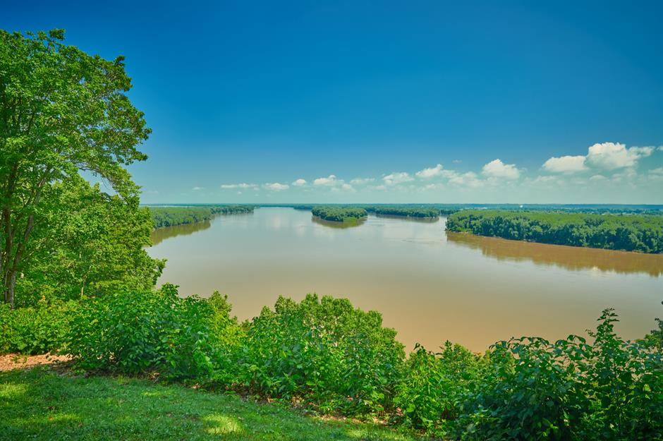 Hannibal, Missouri, Hoa Kỳ Các nhân vật chính trong The Adventures of Tom Sawyer và The Adventures of Huckleberry Finn của Mark Twain đến từ thị trấn nhỏ hư cấu St Petersburg ở Missouri, dựa trên quê hương thời thơ ấu của chính ông là Hannibal. Đảo Jackson, một hòn đảo sông không có người ở nằm ngay cạnh thị trấn ven sông, cũng là một địa điểm trung tâm trong các câu chuyện. Hầu hết các hành động trong những câu chuyện kinh điển này diễn ra trên và bên bờ Sông Mississippi hùng vĩ khi cuộc phiêu lưu của họ đưa các nhân vật qua Illinois, Kentucky và Arkansas. 