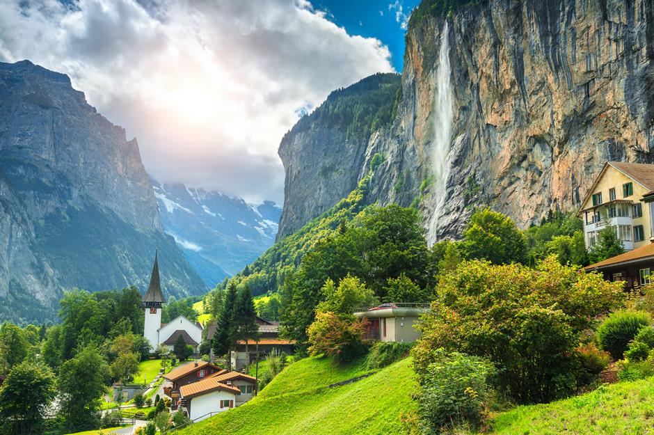 Thung lũng Lauterbrunnen, Thụy Sĩ Nguồn cảm hứng cho vương quốc yêu tinh Rivendell của JRR Tolkien là Thung lũng Lauterbrunnen, một nơi quyến rũ với những ngọn núi hùng vĩ, những thung lũng rừng rậm và thác nước đổ ầm ầm ở Thụy Sĩ. Tác giả đã đến đây vào năm 1911 và vẻ đẹp ngoạn mục của nơi này đã để lại ấn tượng sâu sắc trong ông - trong một lá thư gửi con trai, ông thừa nhận rằng sau này khu vực này đã truyền cảm hứng cho tầm nhìn của ông về Rivendell. Thung lũng xanh tươi này là một phần của Trung Địa kỳ ảo của ông, xuất hiện trong cả bộ ba phim The Hobbit và The Lord of the Rings . 