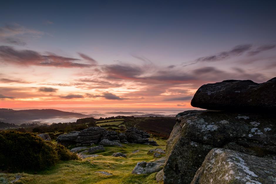 Dartmoor, Devon, Anh, Vương quốc Anh Những ngọn đồi đá granit, sương mù xoáy và đầm lầy bí ẩn (bùn lầy) của Dartmoor tạo nên bối cảnh u ám cho một trong những câu chuyện Sherlock Holmes nổi tiếng nhất – The Hound of the Baskervilles . Ngài Arthur Conan Doyle đã dành thời gian đi bộ trên vùng đồng cỏ Devonshire vào năm 1901 trước khi viết cuốn tiểu thuyết ly kỳ về những con chó săn địa ngục. Phong cảnh sôi động và thường có sương mù này thấm đẫm những truyền thuyết và văn hóa dân gian địa phương, cũng là nguồn cảm hứng cho câu chuyện đen tối của Doyle. Các địa điểm thực tế được cho là có bao gồm Đầm lầy Fox Tor, nguồn cảm hứng cho Đầm lầy Grimpen trong câu chuyện.