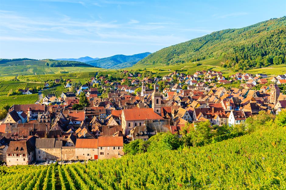 Riquewihr, Alsace, Pháp Dạo quanh thị trấn Alsatian này giống như đang đi thẳng vào phim trường Disney, ngoại trừ Riquewihr hoàn toàn chân thực. Nếu bạn thấy quen thuộc, thì đó là vì nó đúng là như vậy: các họa sĩ hoạt hình Disney đã đến thăm ngôi làng thời trung cổ này khi quay phiên bản mới nhất của câu chuyện cổ tích Người đẹp và Quái vật , ban đầu được viết bởi nhà văn người Pháp thế kỷ 18 Gabrielle-Suzanne Barbot de Villeneuve. Tầm nhìn sáng tạo của họ về quê hương của Belle chắc chắn được truyền cảm hứng từ những ngôi nhà gỗ nửa đầy màu sắc, khu chợ lát đá cuội với đài phun nước và các ngọn tháp nhà thờ.