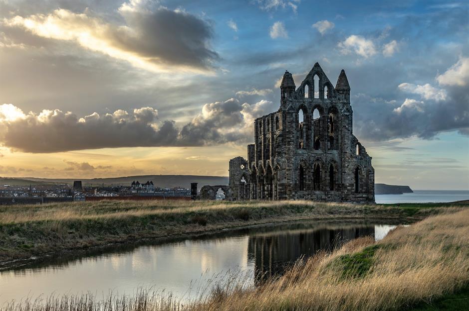 Tu viện Whitby, Yorkshire, Anh, Vương quốc Anh Một công trình kỳ lạ khác có liên quan chặt chẽ đến Dracula của Stoker là Tu viện Whitby, tàn tích của một tu viện Benedictine nằm trên một mũi đất gió thổi mạnh trên bờ biển Yorkshire gồ ghề. Bram Stoker đã ở lại thị trấn ven biển này vào năm 1890 trong khi nghiên cứu tiểu thuyết của mình. Ông gần như chắc chắn đã nghe những câu chuyện về một vụ đắm tàu ​​xảy ra ngoài khơi bờ biển năm năm trước đó. Đó là một con tàu của Nga tên là Dmitry, đến từ Narva. Con tàu này sau đó trở thành Demeter từ Varna chở Dracula đến Whitby trong câu chuyện của Stoker. 