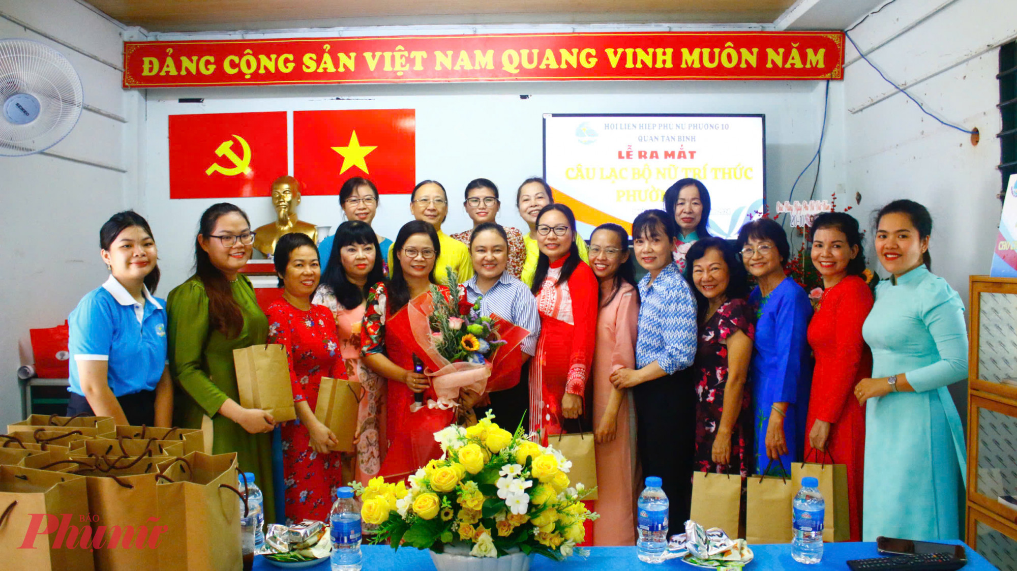 Các thành viên CLB Nữ trí thức phường 10, quận Tân Bình 