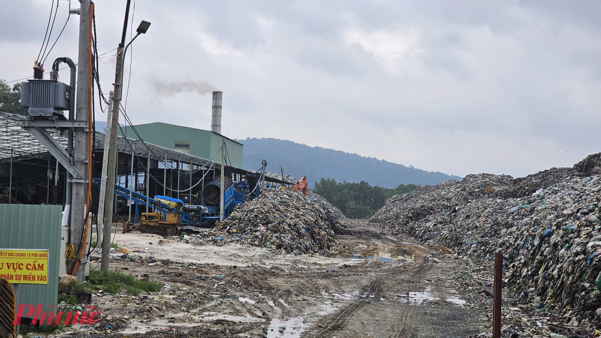 Bãi rác tạm Đồng Cây Sao, rộng hơn 5ha, hình thành từ năm 2019, mỗi ngày bãi rác này tiếp nhận khoảng 200 tấn rác thải từ nhiều nơi trên đảo đổ về. Thời gian gần đây, bãi rác tạm này rác chất thành núi, đến mùa gió bấc mùi hôi ảnh hưởng đến cuộc sống của hàng ngàn người dân tại khu vực này - Ảnh: Phú Hữu