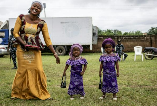 “Hầu như không có gia đình nào ở Igbo-Ora không có anh em sinh đôi”, vua Yoruba Oba Kehinde Gbadewole Olugbenle, người cũng có anh em sinh đôi, cho biết. Văn hóa Yoruba tôn sùng những cặp song sinh và tên của họ theo truyền thống được đặt cố định – Taiwo có nghĩa là 'người nếm trải thế giới' đối với đứa con cả, và Kehinde có nghĩa là 'người đến sau' đối với đứa con thứ hai. Thị trấn này nổi bật ngay cả trong vùng Yorubaland rộng lớn hơn, nơi có tỷ lệ cặp song sinh khác trứng cao hơn mức trung bình, theo các chuyên gia dân số.