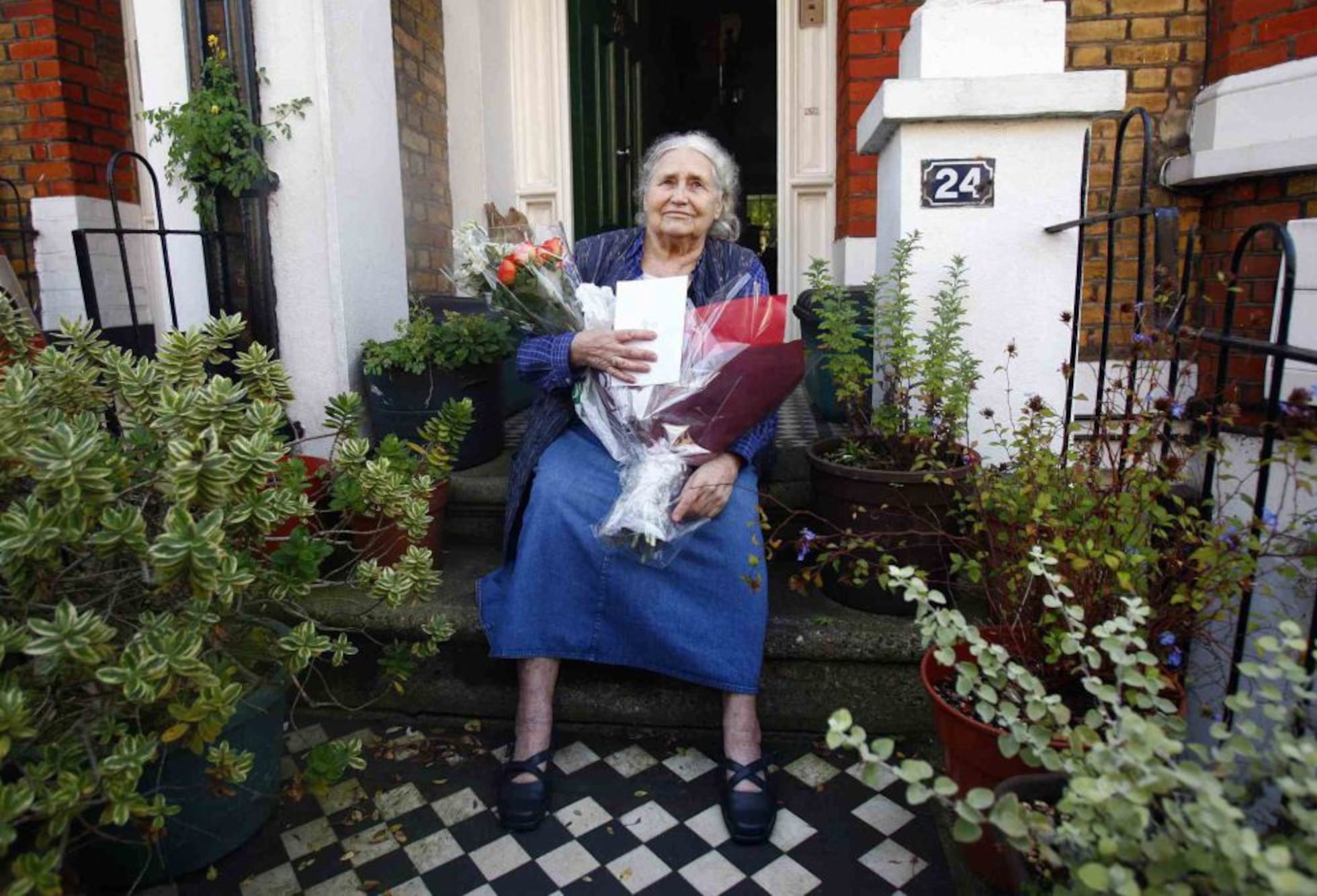 Nhà văn Doris Lessing nhận hoa và thư từ người hâm mộ tại nhà riêng, sau khi được trao giải Nobel Văn học. (Ảnh: ELPAIS)