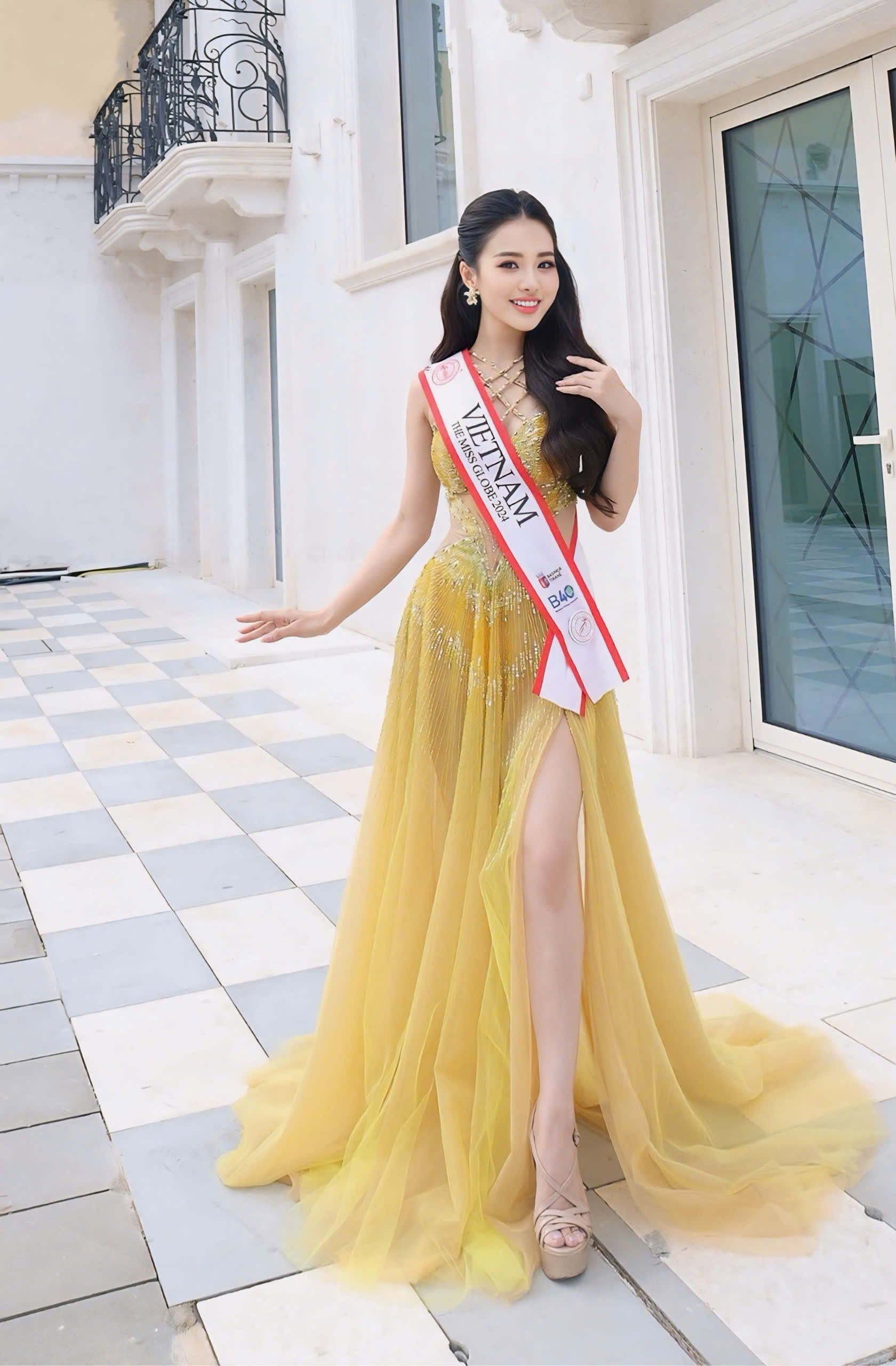 Nằm trong chuỗi hoạt động của ngày thứ 11 tại The Miss Globe 2024, á hậu Đỗ Hà Trang nổi bật với trang phục tông vàng bắt mắt của nhà thiết kế Nguyễn Minh Tuấn. Cô cùng với hơn 50 cô gái đến thăm quan các địa danh nổi bật tại Berat (Albania), nơi đây được mệnh danh là thành phố ngàn ô cửa, là một điểm đến thú vị trong hành trình này. 