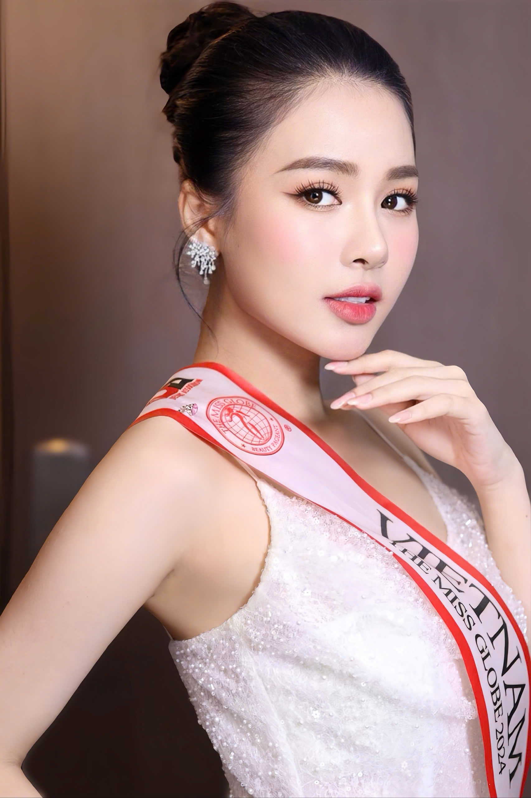 Ở một sự kiện khác thuộc The Miss Globe 2024, Đỗ Hà Trang thu hút mọi ánh nhìn khi xuất hiện với bộ đầm trắng lộng lẫy và tôn dáng của nhà thiết kế Đào Minh Nhật. Người đẹp toát lên dáng dấp của một beauty queen sang chảnh.