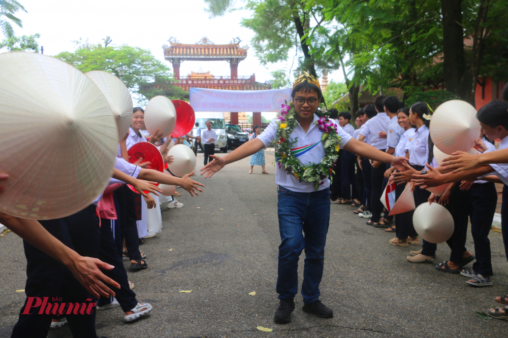 Khi đươc hỏi em có lời khuyên gì cho những bạn học sinh có đam mê với Đường lên đỉnh Olympia nói riêng và đam mê chinh phục tri thức nói chung. Phú Đức trả lời sau những gì đã trải qua, em cũng đã có lúc vấp ngã, có lúc tưởng chừng như không thể tiếp tục hành trình của mình, nhưng nhờ sự động viên của bạn bè, thầy cô và cả các anh chị ở Nguyệt Quế Đỏ đã giúp em vượt qua được trong những thời điểm khó khăn. Em nghĩ rằng, các bạn nên có tinh thần cầu tiến, luôn bền bỉ, không ngừng cố gắng và biết đứng dậy sau khi vấp ngã, quyết tâm hiện thực hóa ước mơ của bản thân.